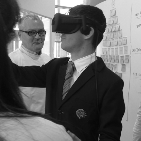 Alumno con gafas de realidad virtual
