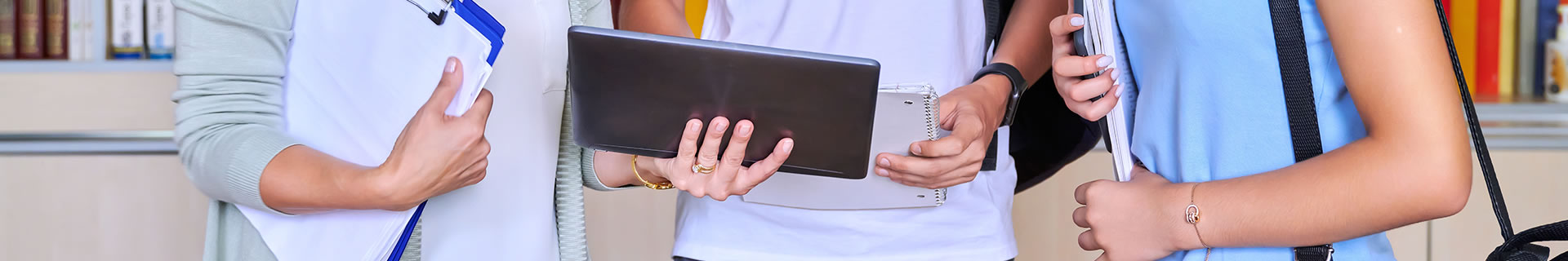 Alumnos consultando tablet