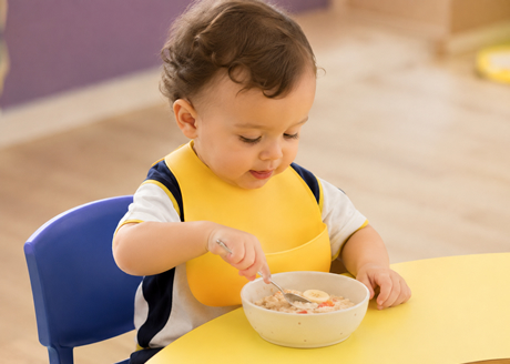 Niño pequeño comiendo